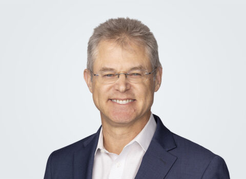 Headshot of Mark Minkowski, a man with blond-grey hair, in front of a light grey background.