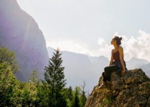 A woman on a mountain experiencing nature and improving mental health